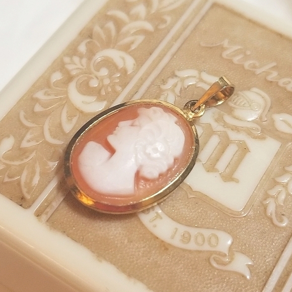 Hand Carved Shell VINTAGE Cameo Pendant - Picture 3 of 6